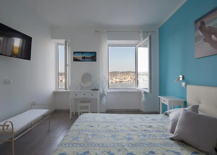 Fezzano / Portovenere Stilish Double With Sea View, Balcony Or Small Courtyard Vendégház Fezzano