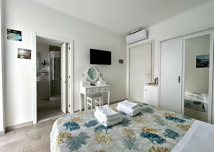 Fezzano / Portovenere Stilish Double With Sea View, Balcony Or Small Courtyard